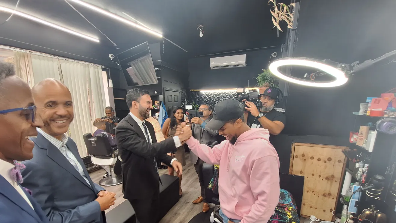 Mamdani se acerca a barberías de Harlem para escuchar los desafíos de estos pequeños negocios