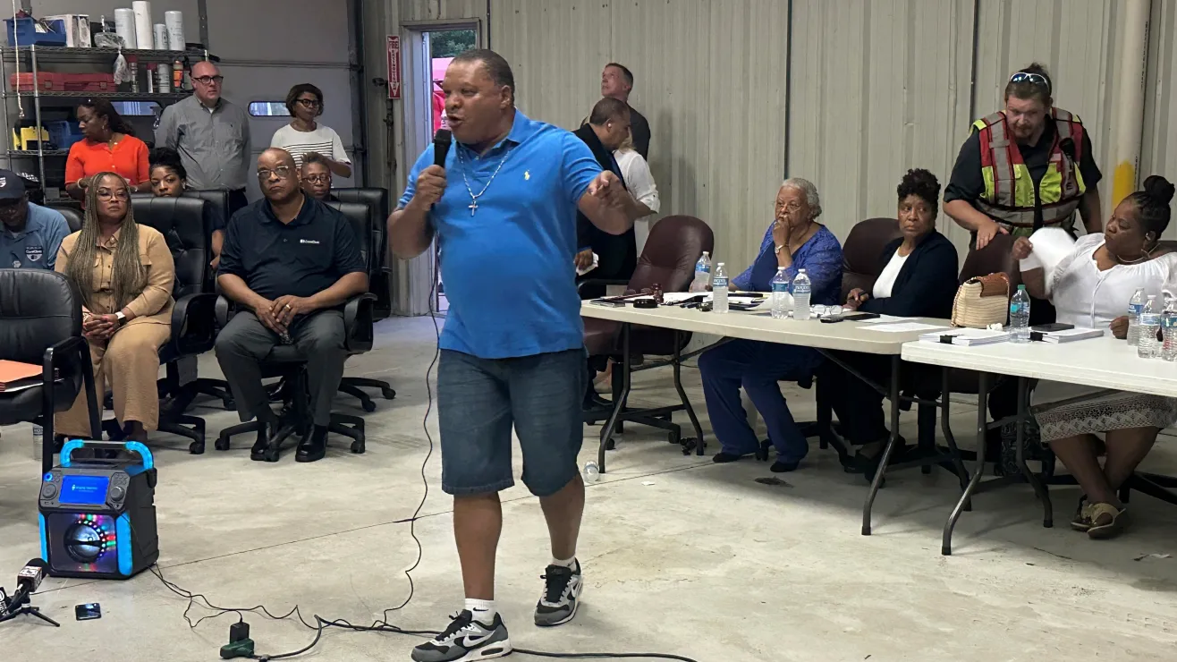 Pequeño pueblo de Tennessee con alcalde inmigrante reabre cárcel migratoria