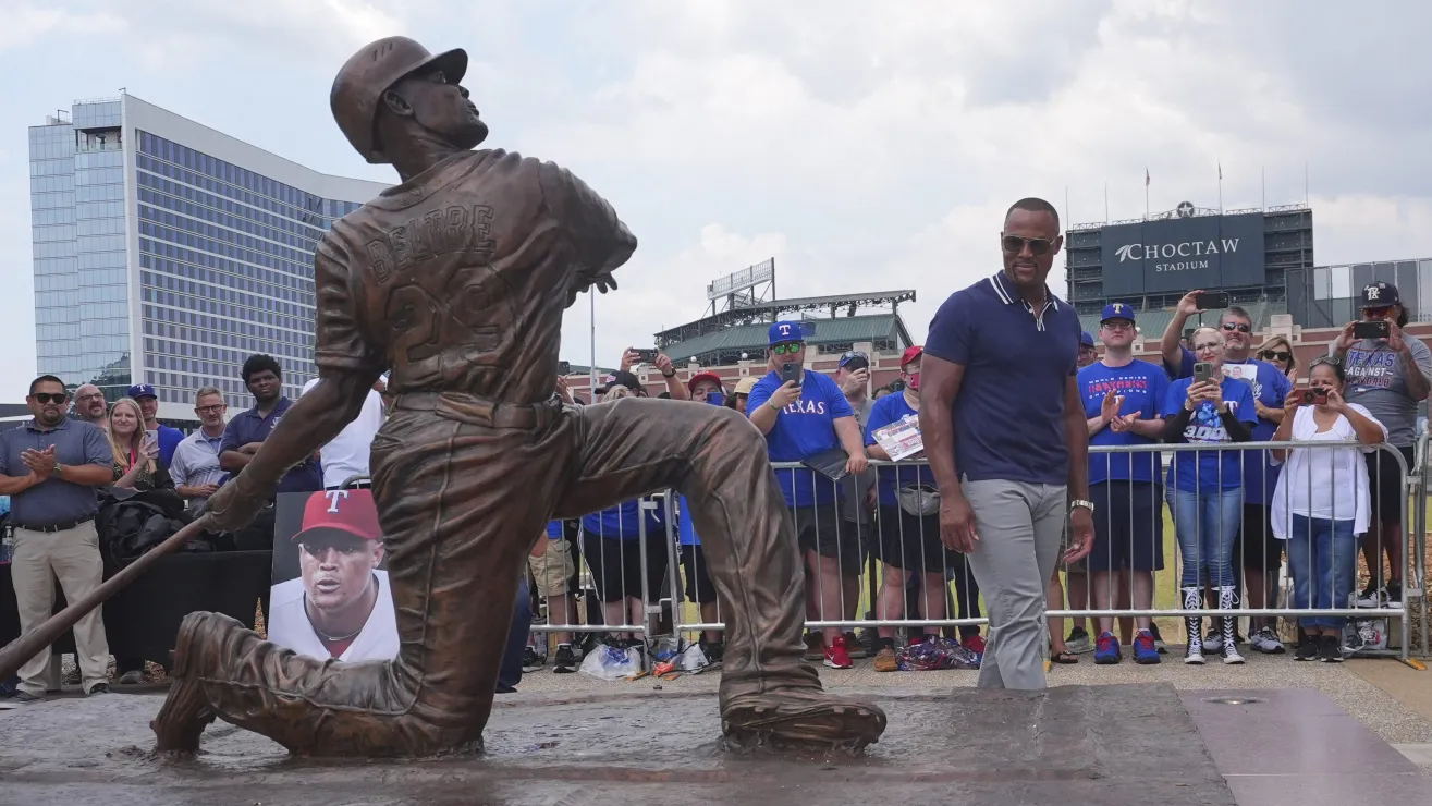 Dominicano Adrián Beltré inmortalizado con estatua en el estadio de Texas Rangers