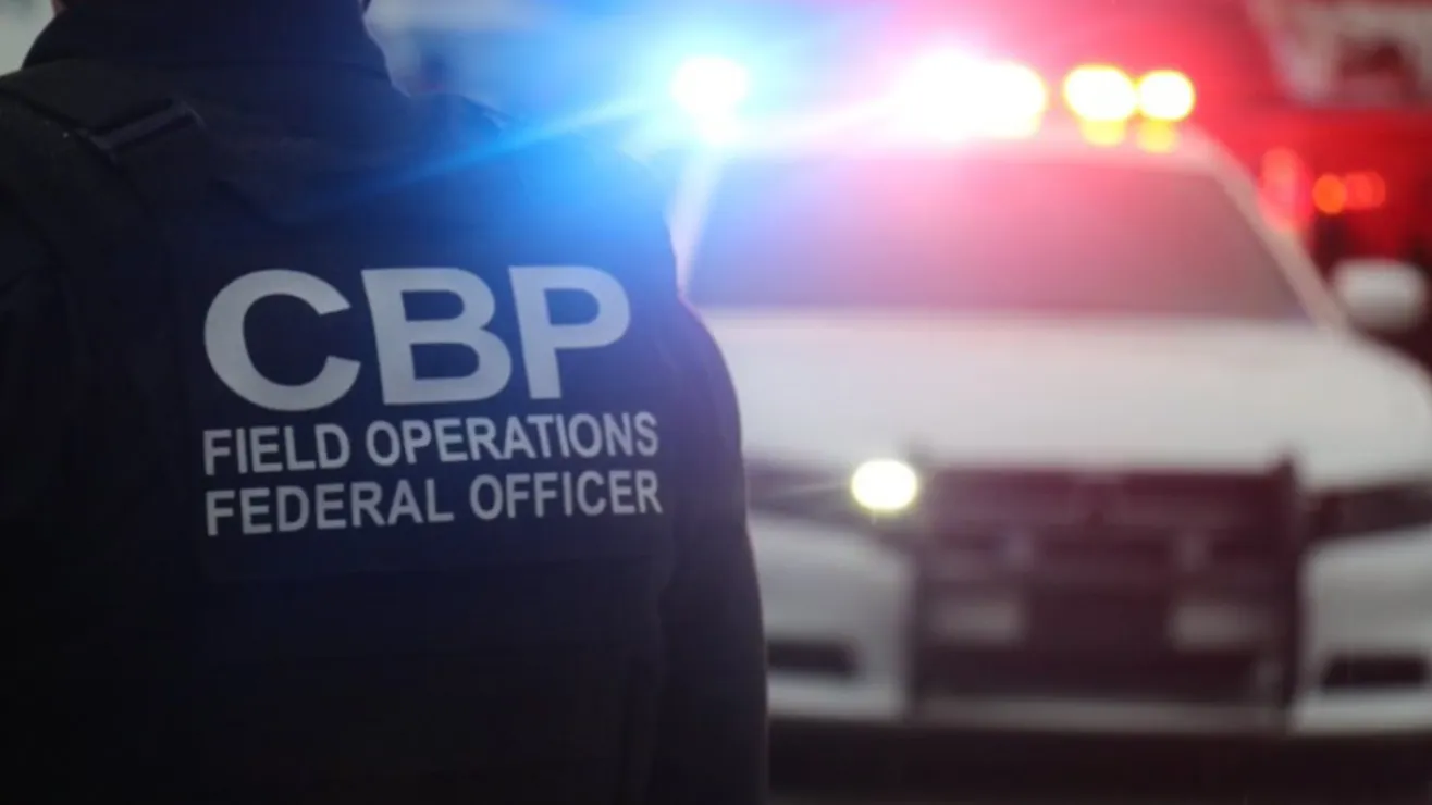 Agente de CBP dispara su arma durante parada migratoria en California