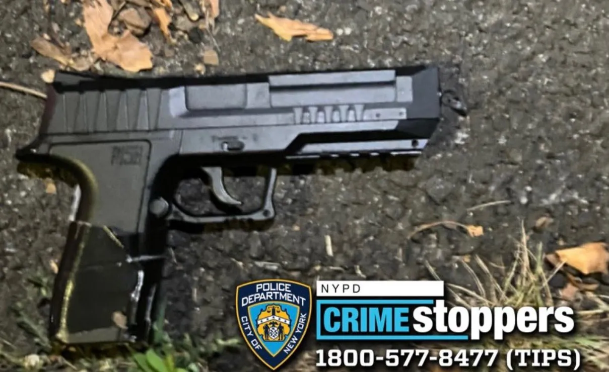 Hombre con pistola falsa muere baleado al enfrentar a policías en Nueva York