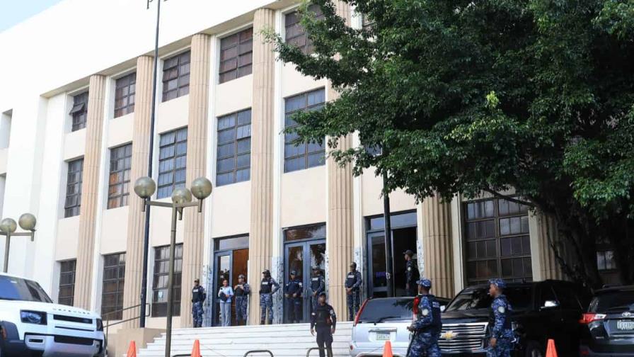 Juezas deliberan fallo en juicio a hermanos Medina Sánchez; policías custodian Palacio de Justicia