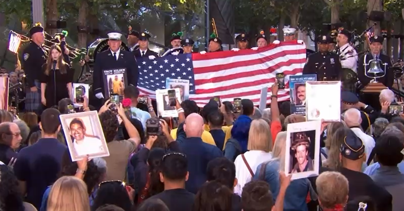 Miembros del Departamento de la Policía de Nueva York realizan marcha de honor a tiempo que se escuchan los solemnes toques del tambor para honrar a las víctimas de los ataques del 11 de septiembre del año 2001, donde más de 3,000 personas perdieron la vida, incluyendo un grupo de dominicanos.