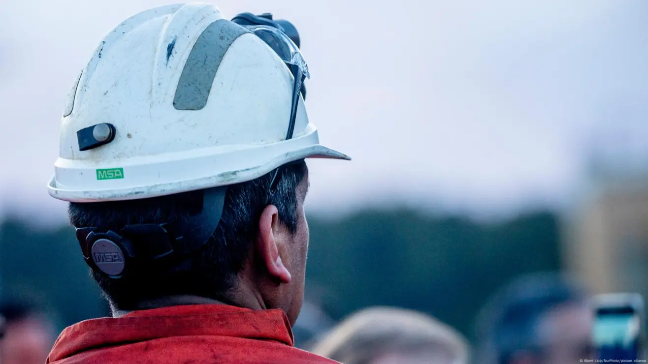 Derrumbe de mina en Colombia deja atrapados a 25 trabajadores