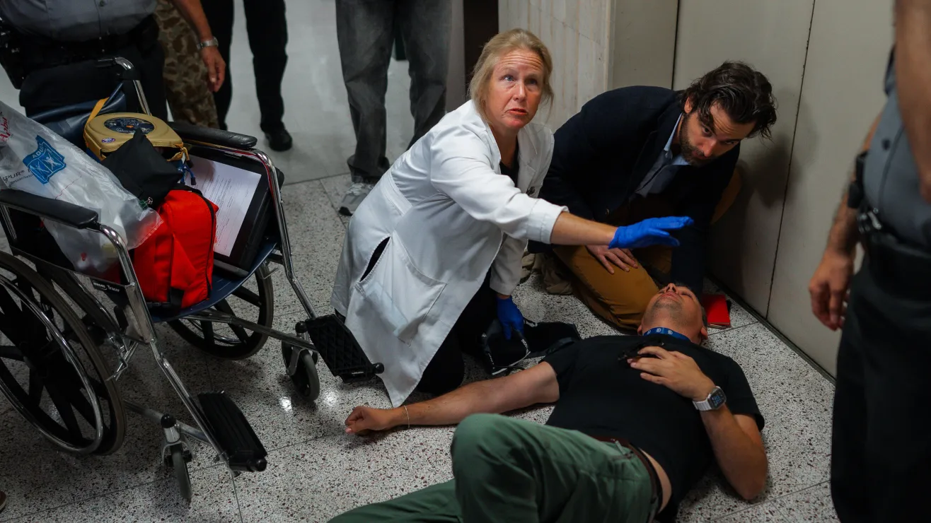 Empujón de agente de ICE en Federal Plaza de NY deja a camarógrafo en camilla y con collarín