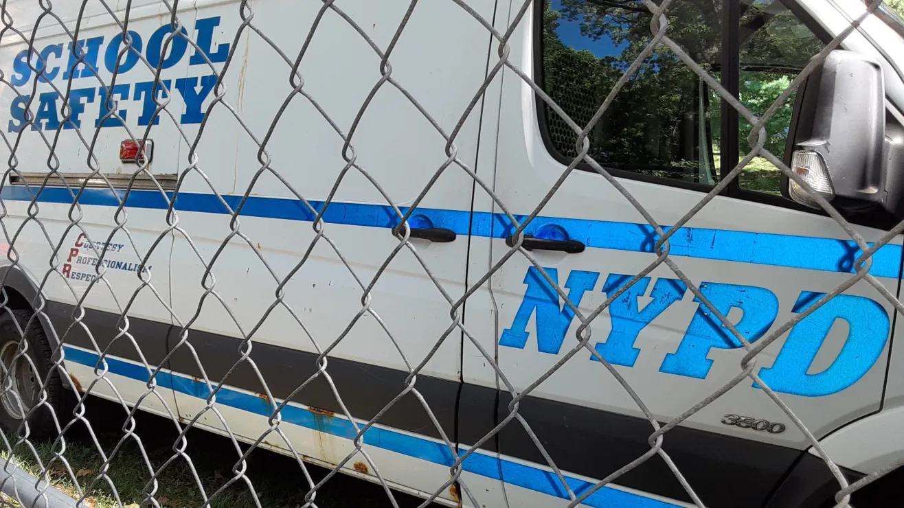 Arrestan a subdirector escolar por cargos federales de prostitución en Queens, Nueva York