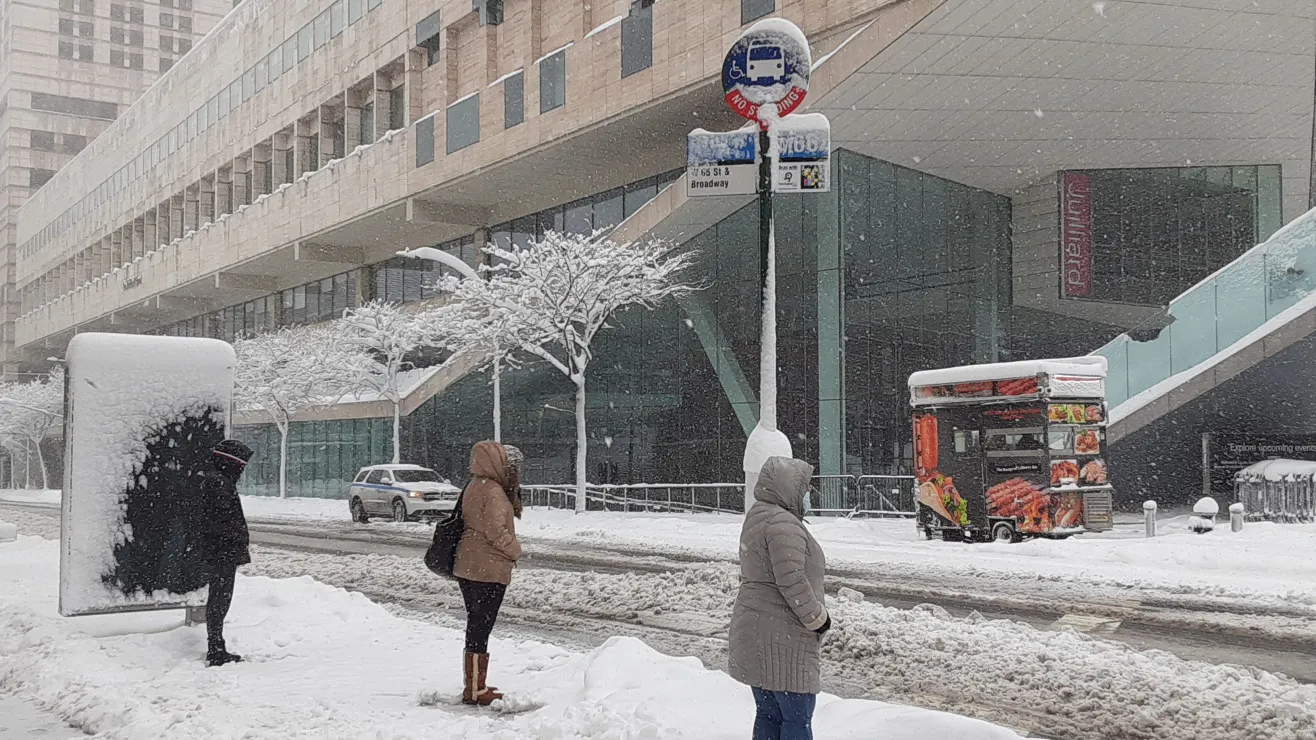 Más nieve en ruta a Nueva York este miércoles y jueves; escuelas reabren hoy