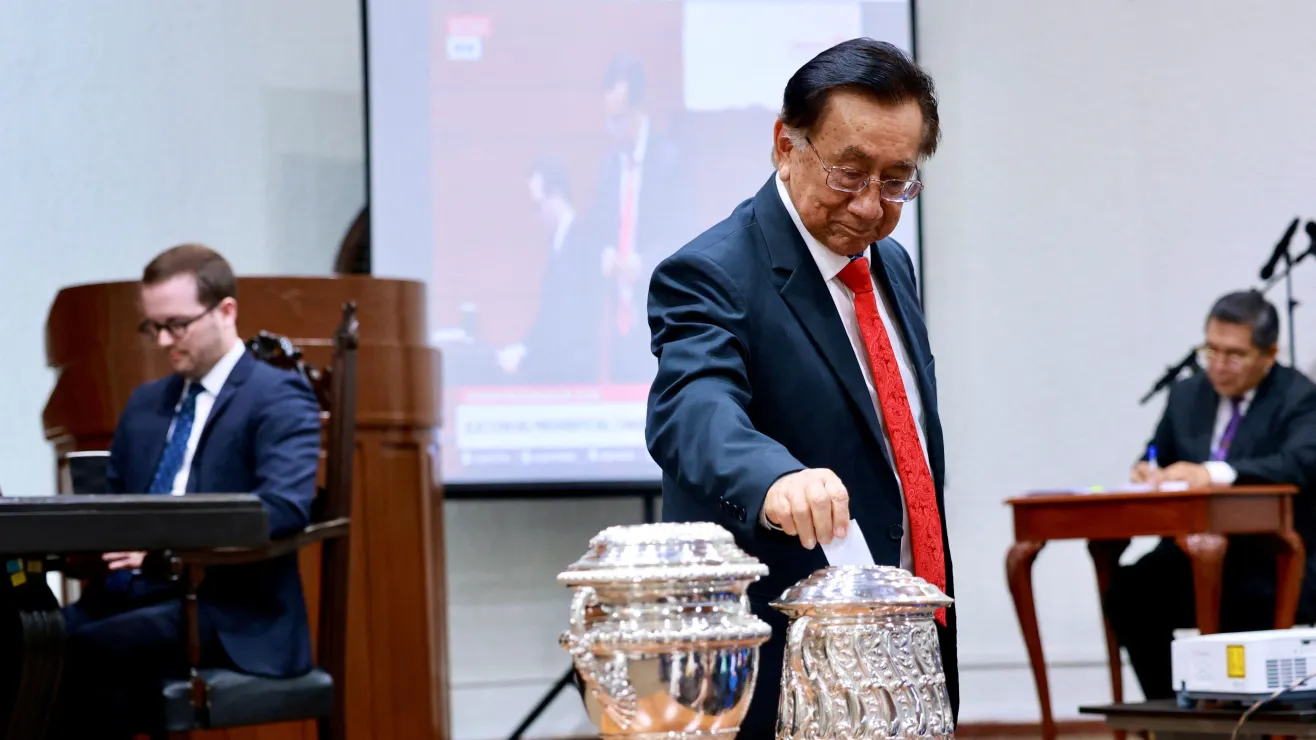 El Congreso de Perú elige a José María Balcázar como presidente hasta julio