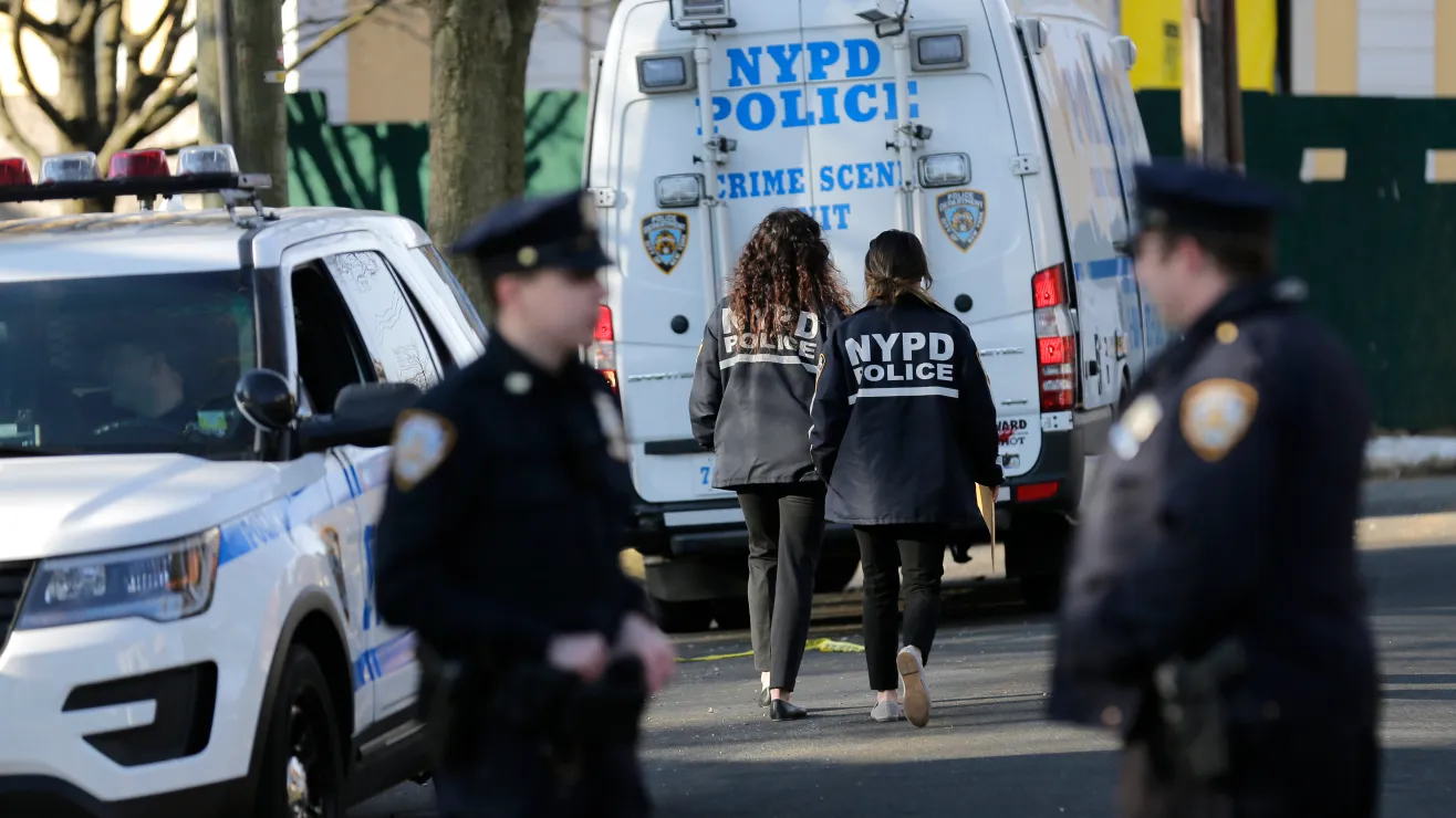 Padre con problemas de salud mental de Queens ataca a su esposa e hija y luego se apuñala hasta la muerte