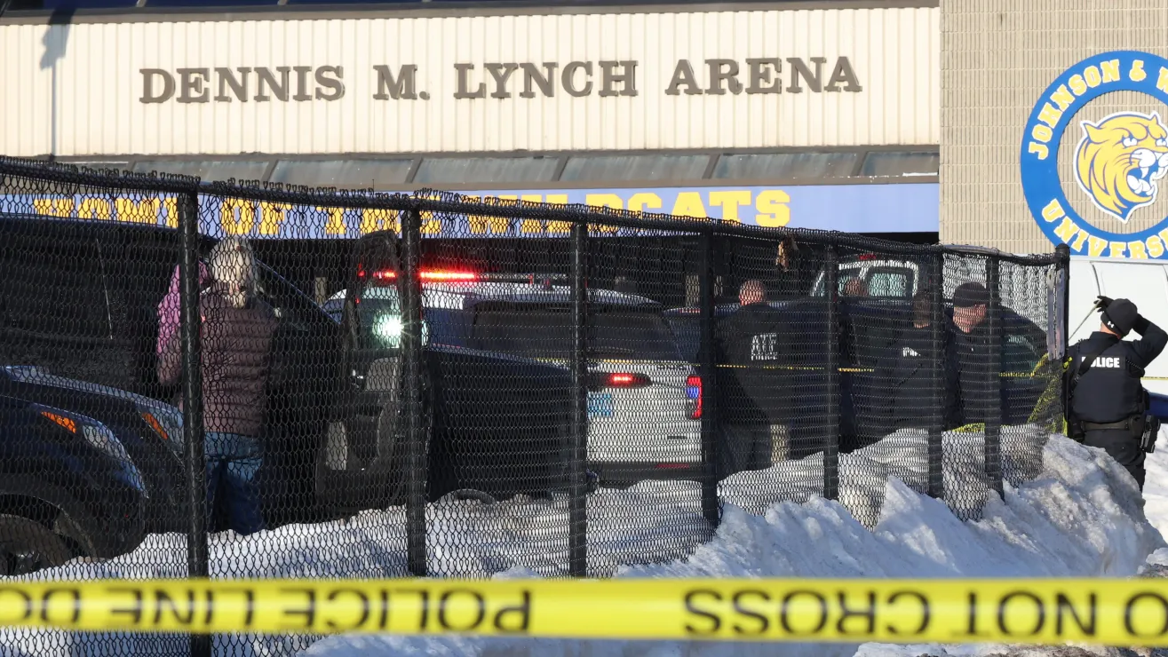 Tiroteo durante partido de hockey sobre hielo deja 3 muertos y 3 heridos en Rhode Island