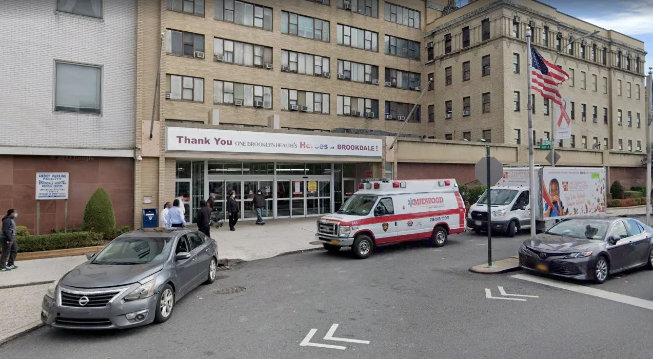 Niño de 4 años muere arrollado afuera de hospital en Nueva York; conductor huyó