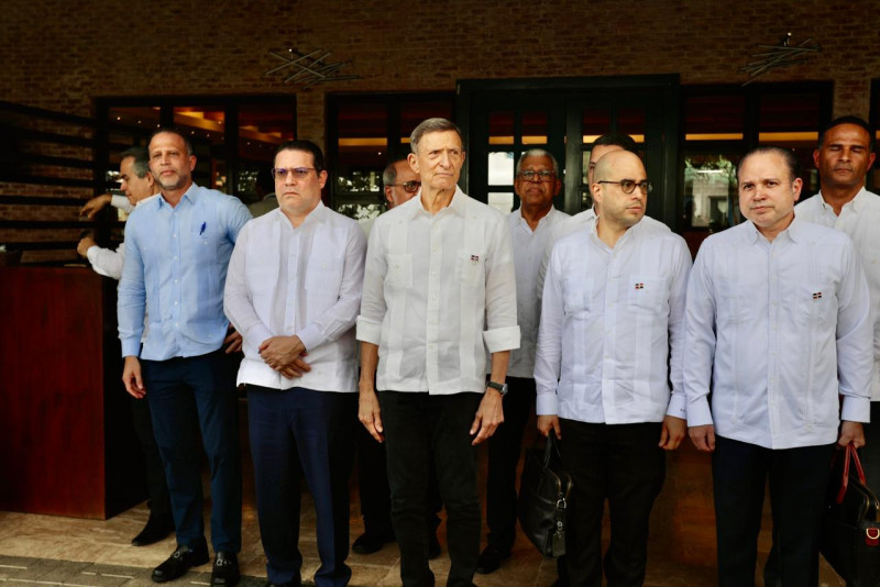 Embajador de Estados Unidos en Haití y Roberto Álvarez se reúnen en la frontera