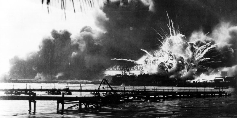 Trump bromea sobre Pearl Harbor y la importancia de atacar por sorpresa a Irán