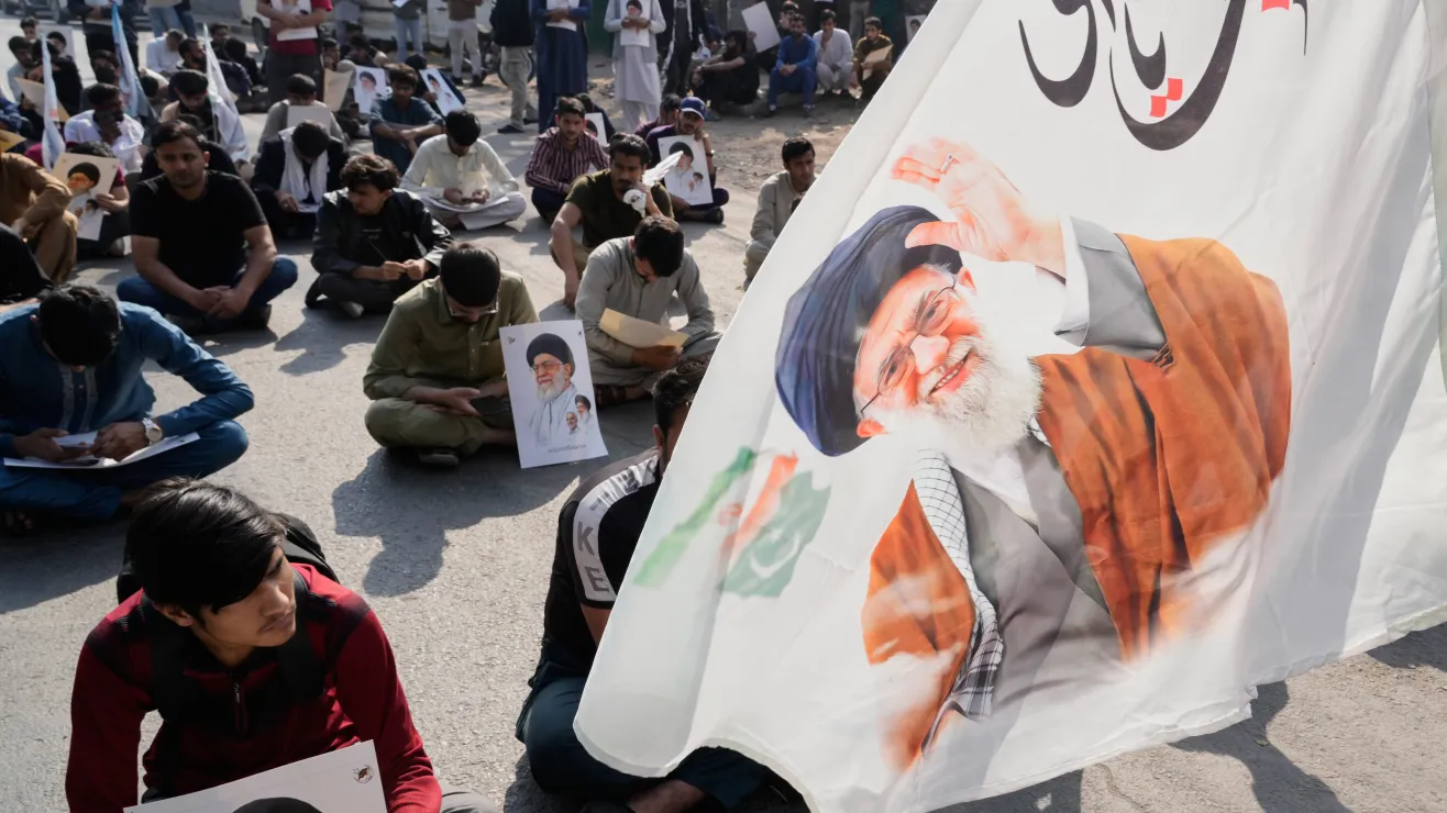 Irán declara 40 días de luto por muerte de Jameneí; promete venganza