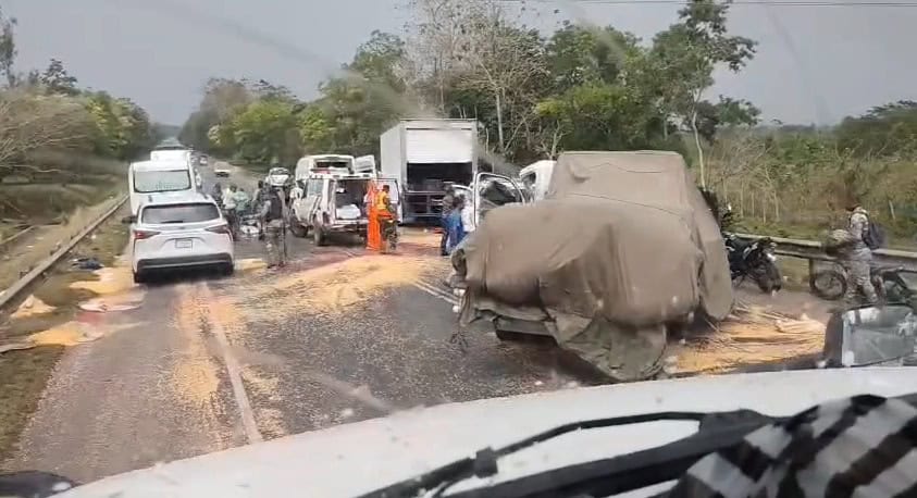 Cinco heridos durante choque de dos camiones y un motor en la circunvalación Santo Domingo