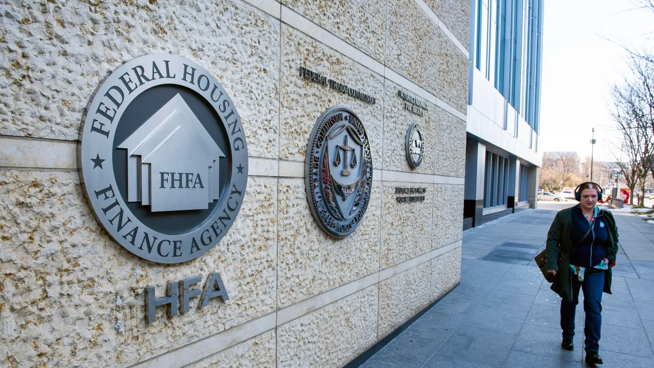 Trump ofrece suavizar política migratoria para destrabar financiación del DHS; sigue cierre parcial