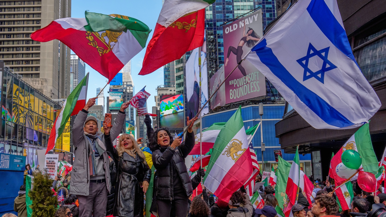 Iraníes celebran en Nueva York tras la muerte del líder supremo Ali Jamenei