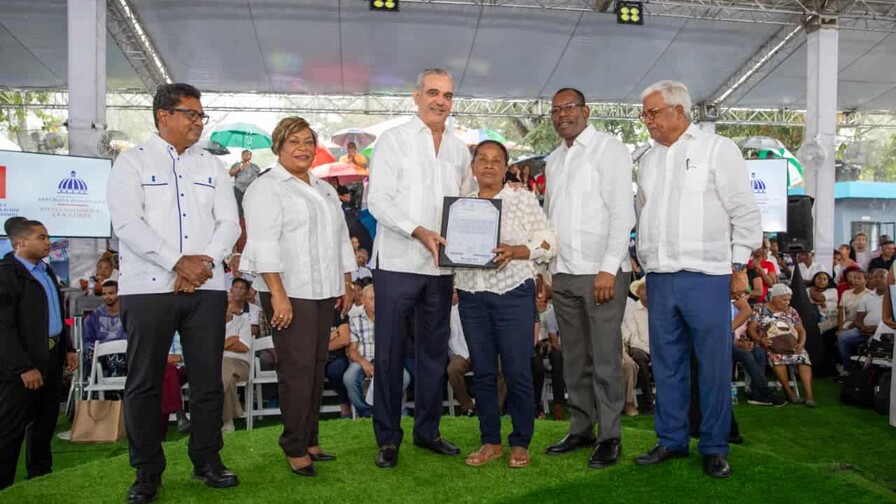 Presidente Abinader entrega 442 títulos de propiedad en Hato Nuevo II