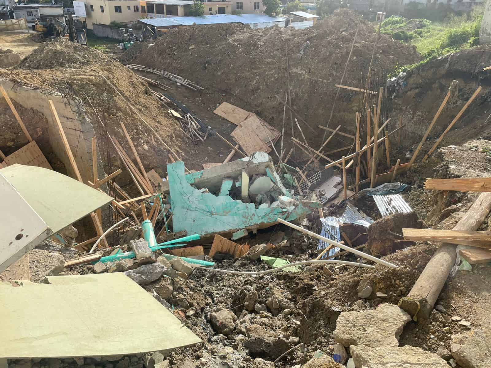 Colapsa edificio por deslizamiento de tierra en Casa Vieja en Villa Mella