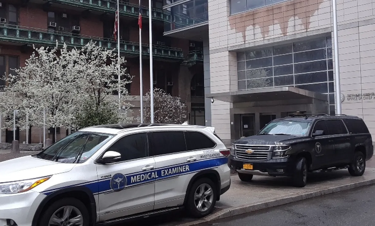 Madre abandonó a su bebé muerto en hospital de Nueva York: acusada junto a su novio