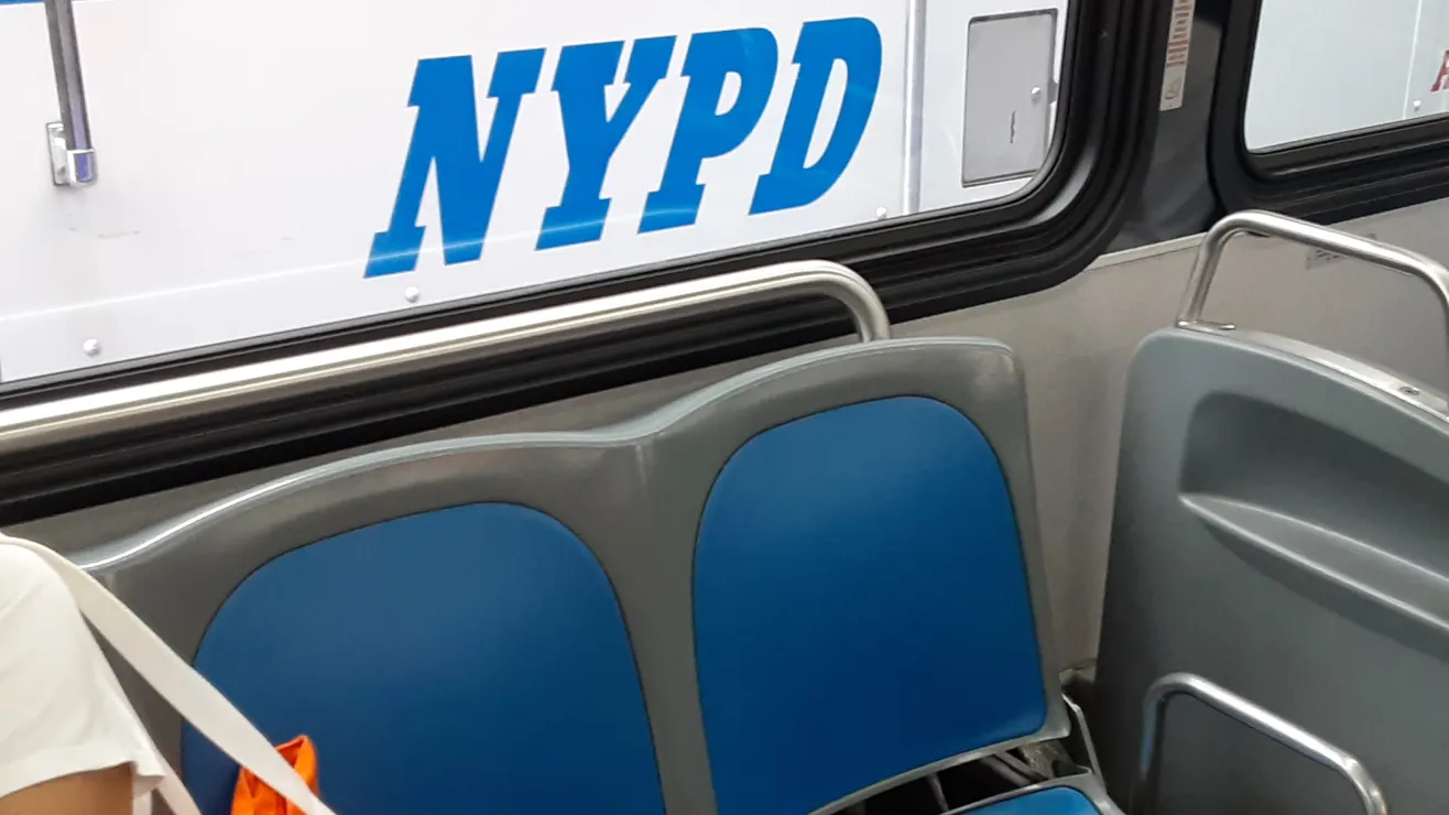 Balacera diurna dentro de bus MTA dejó a un pasajero muerto en Nueva York; adolescente sospechoso
