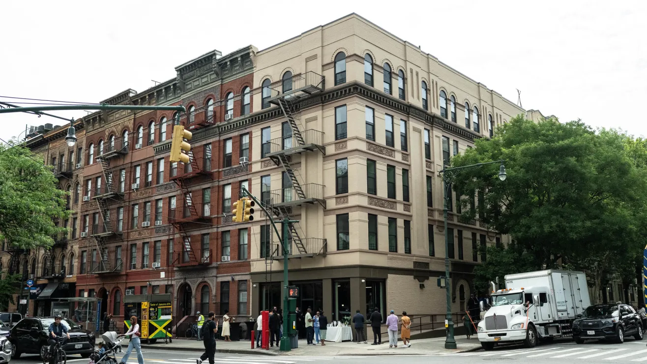 Convierten a tres edificios abandonados en Harlem en un complejo de 36 apartamentos asequibles