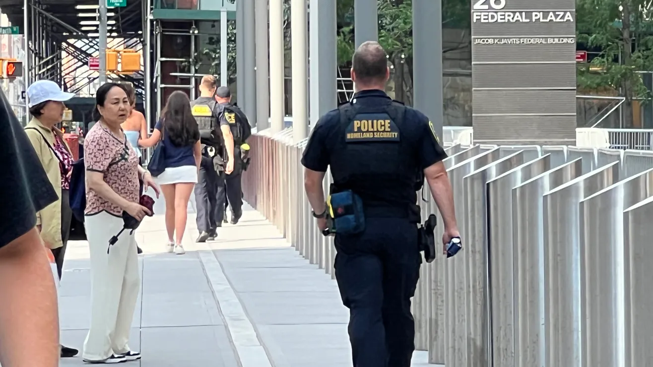 Exigen a ICE proteger a inmigrantes detenidos ante ola de calor extremo en NYC