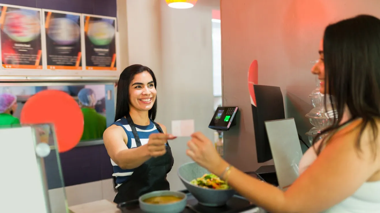 Adolescentes enfrentan uno de los mercados de trabajo más duros en años: hasta $1,500 menos este verano