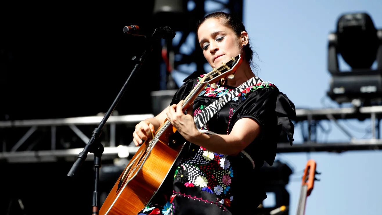 Julieta Venegas recibe crĆticas por su canción āLa NiƱa Futbolistaā de cara al Mundial 2026