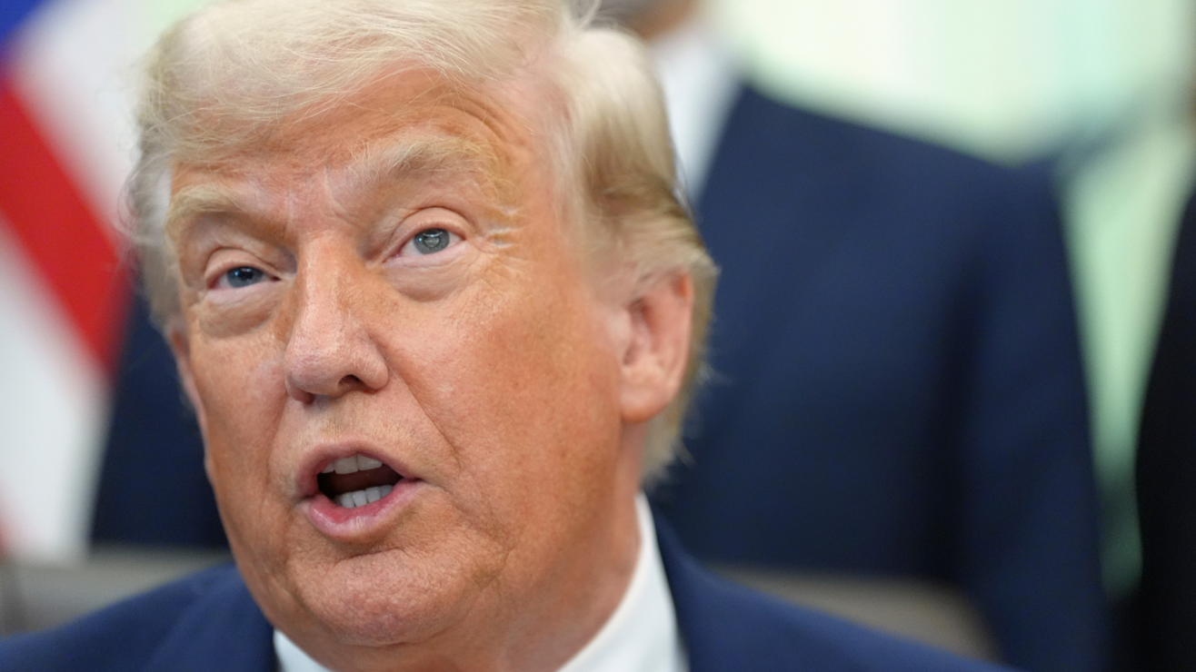 Trump afirma que Estados Unidos tiene ācontrol totalā del estrecho de Ormuz