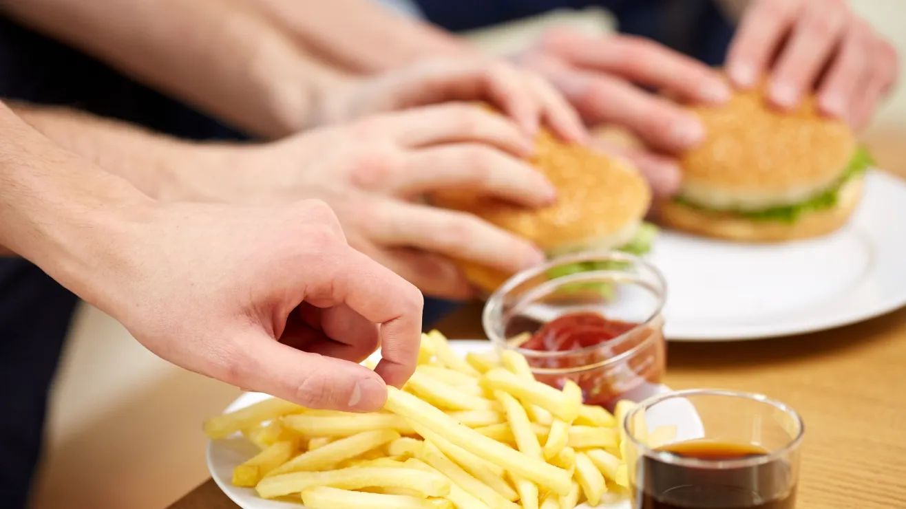 Desmitificando el colesterol: por qué no es “bueno” ni “malo” y cómo regularlo con alimentos