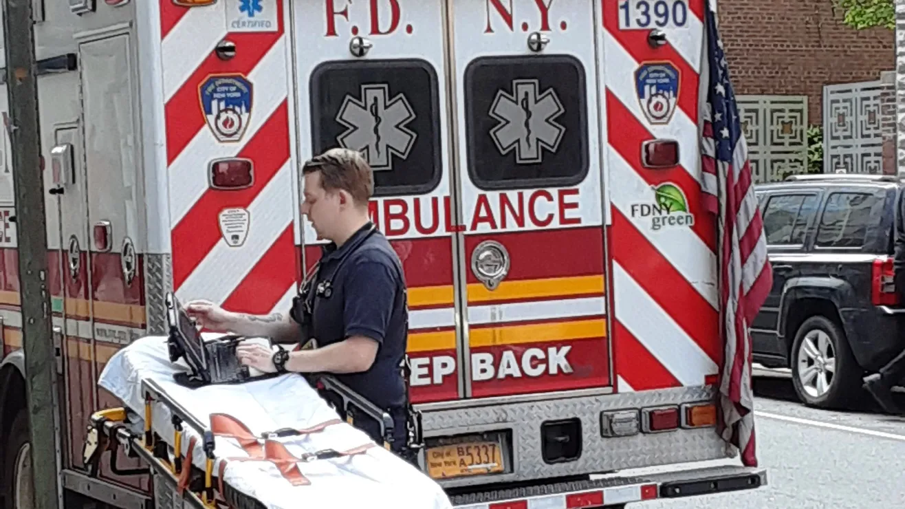 Adolescente en moto ilegal murió afuera de AlcaldĆa de Nueva York al chocar con una mujer