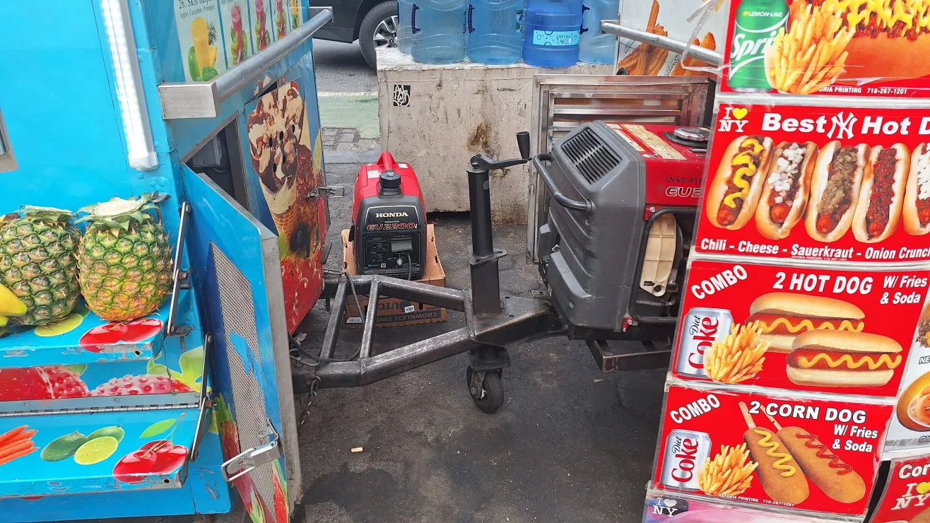 Nueva York busca apagar los generadores contaminantes de los carritos de comida con un plan piloto de energĆa limpia en Queens