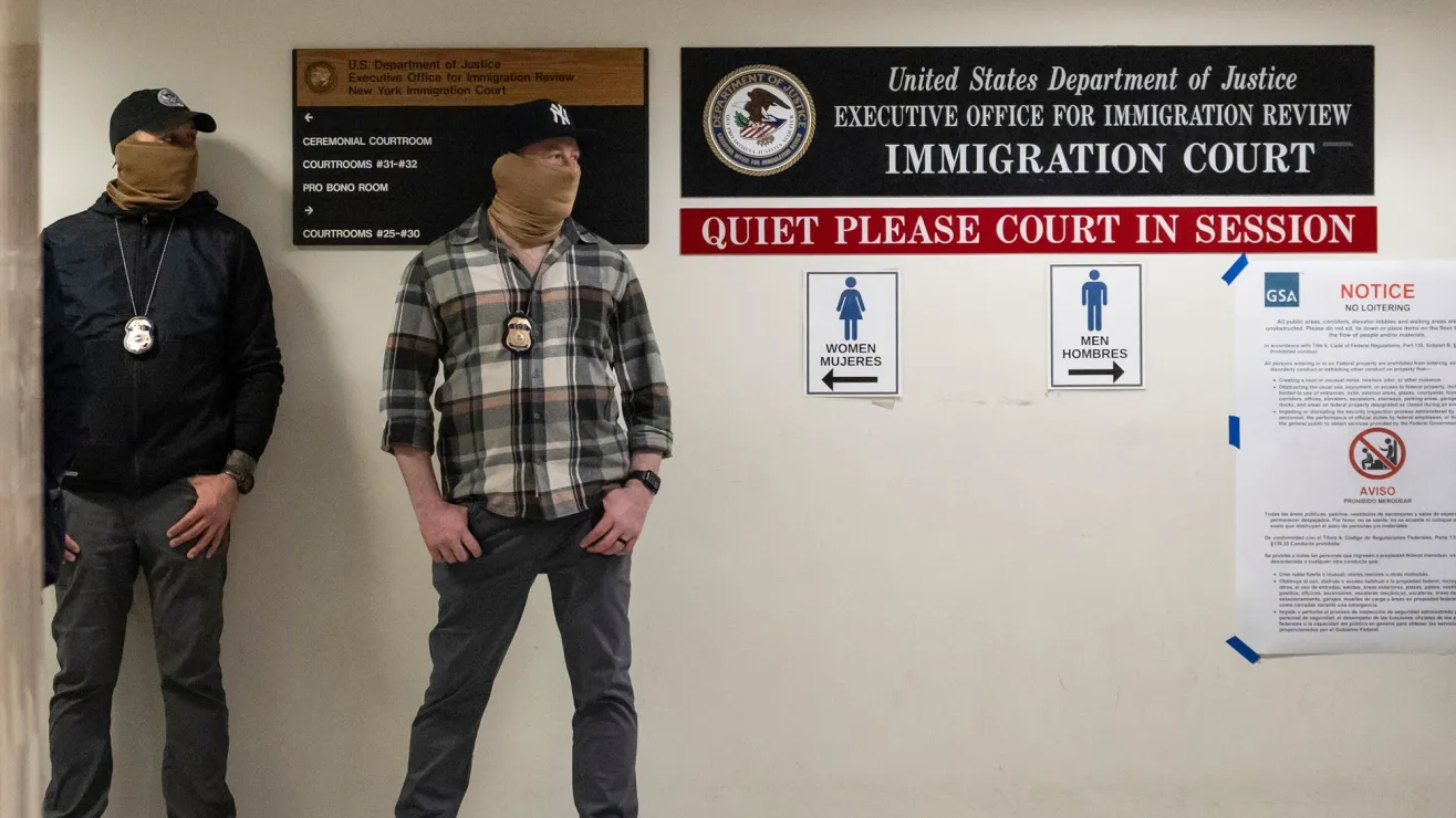 El peligro para inmigrantes en audiencias masivas en cortes migratorias (podcast)