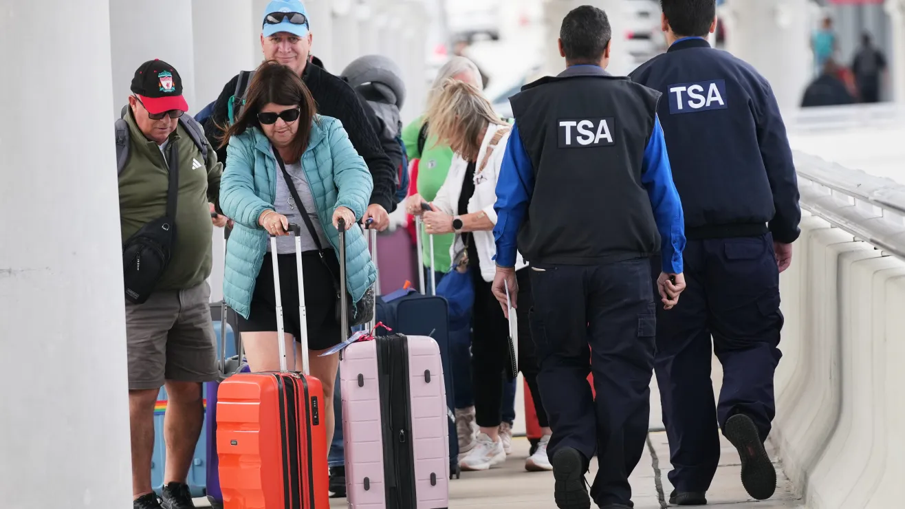 TSA y ICE encabezan más operativos migratorios en aeropuertos de EE. UU., según el NYT