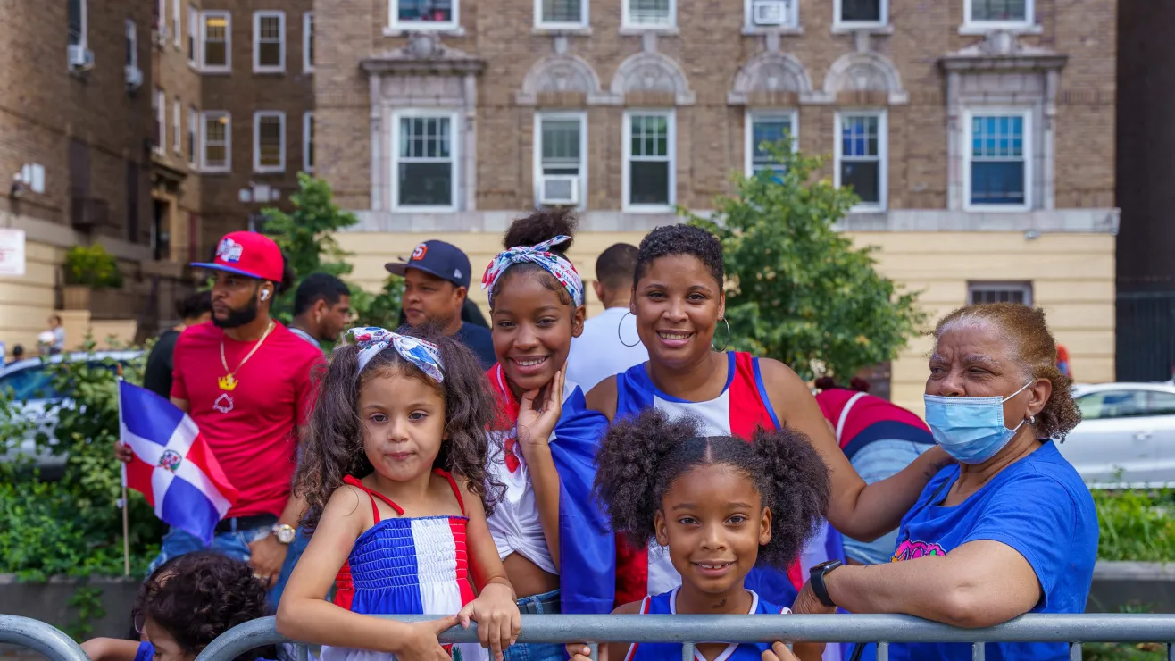 La segunda āPequeƱa RepĆŗblica Dominicanaā crece en El Bronx: el condado de la salsa⦠el merengue y la bachata