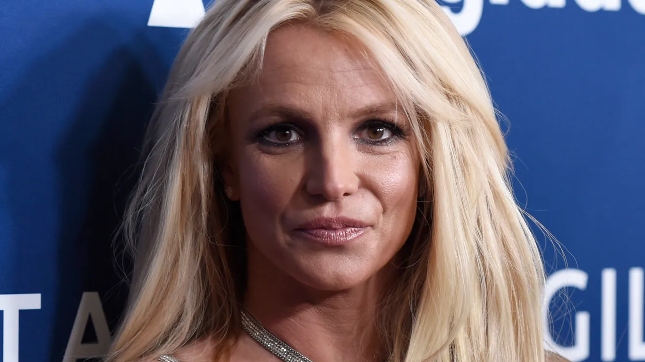 Britney Spears se pronuncia tras ser vista viajando asomada en el techo corredizo de un auto en plena autopista