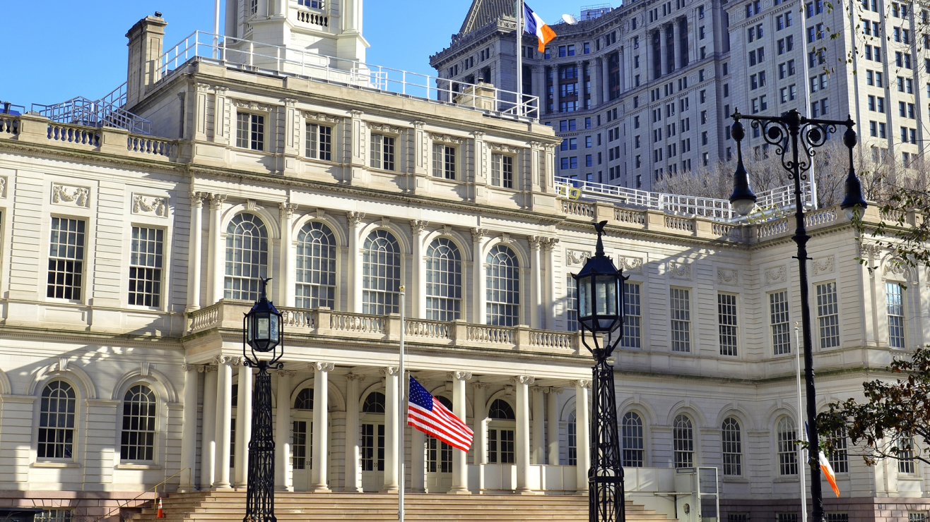 Políticos de Nueva York se subieron el sueldo 18.2%; alcalde Mamdani se eximió