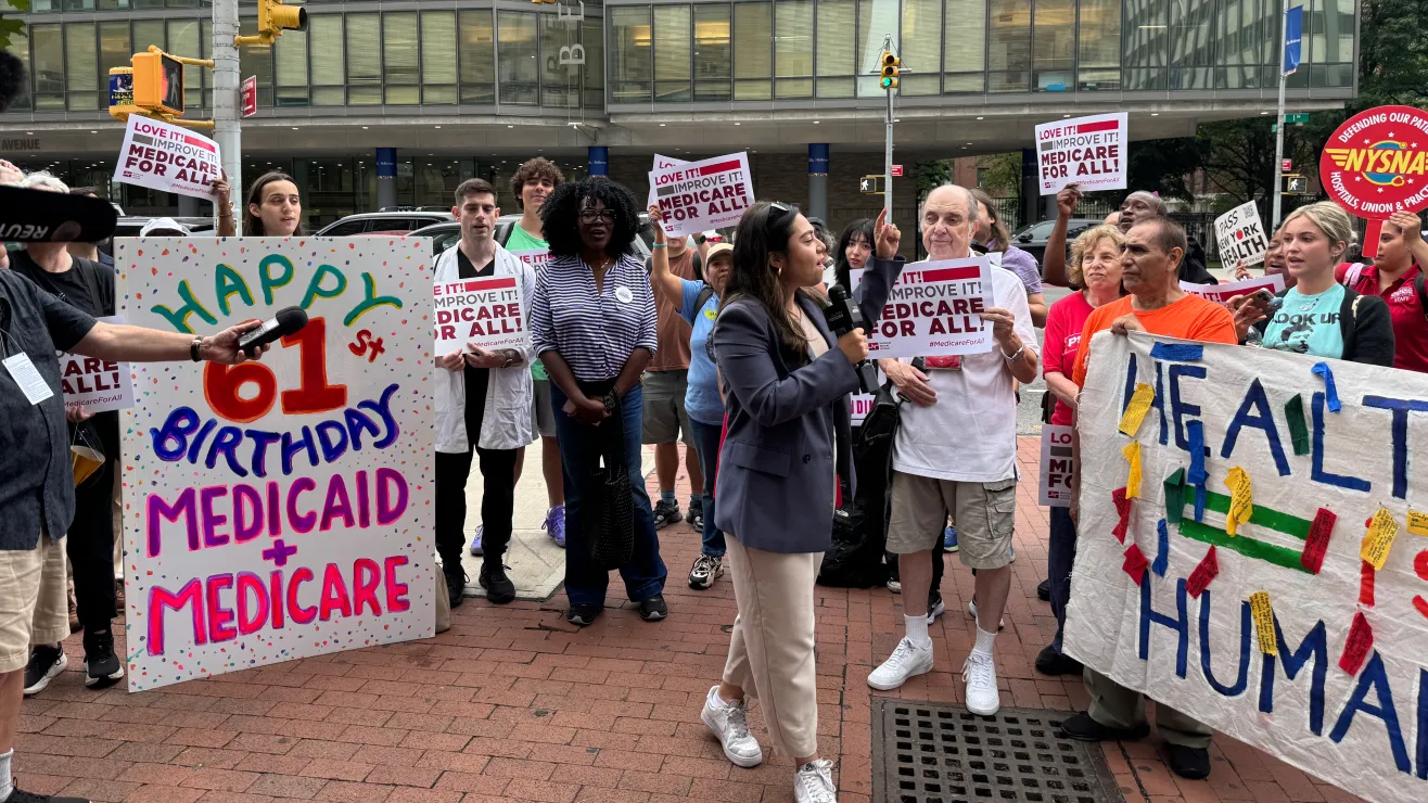 Medicare y Medicaid cumplen 61 años entre recortes y el riesgo de millones de neoyorquinos de perder coberturas de salud