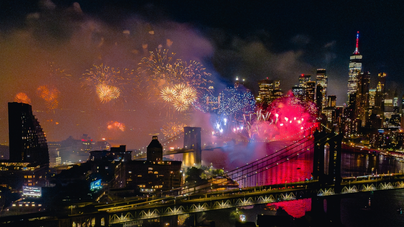 Incendios en el puente de Brooklyn durante espectáculo de fuegos artificiales de Macy’s por el 4 de julio