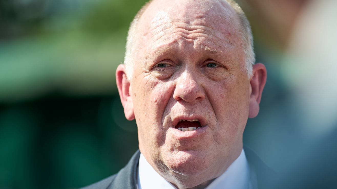Tom Homan respalda el uso obligatorio de cƔmaras corporales tras tiroteos mortales de agentes de ICE