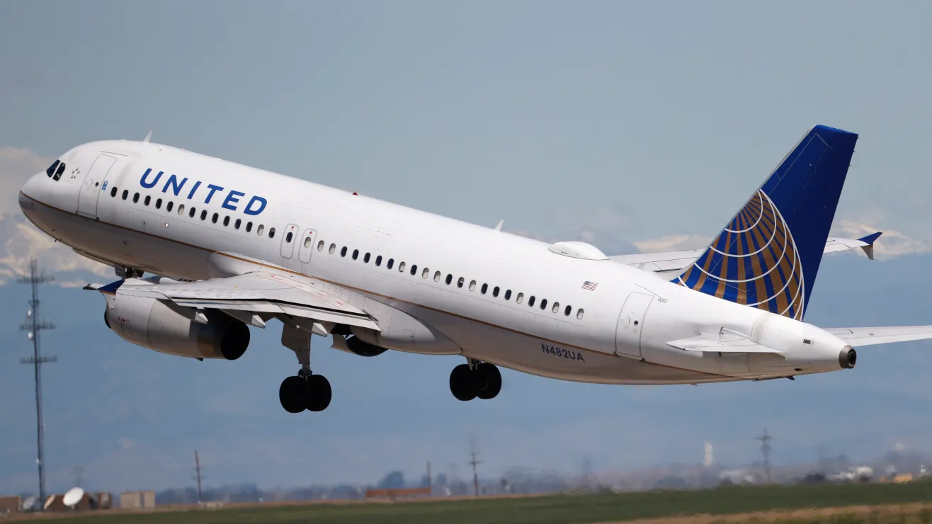 United Airlines elimina el asiento del medio y crea una nueva opción con mesa en sus aviones