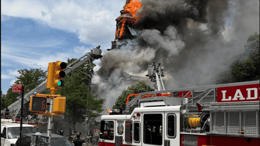 Investigan como incendio provocado fuego que destruyó histórica iglesia de Brooklyn