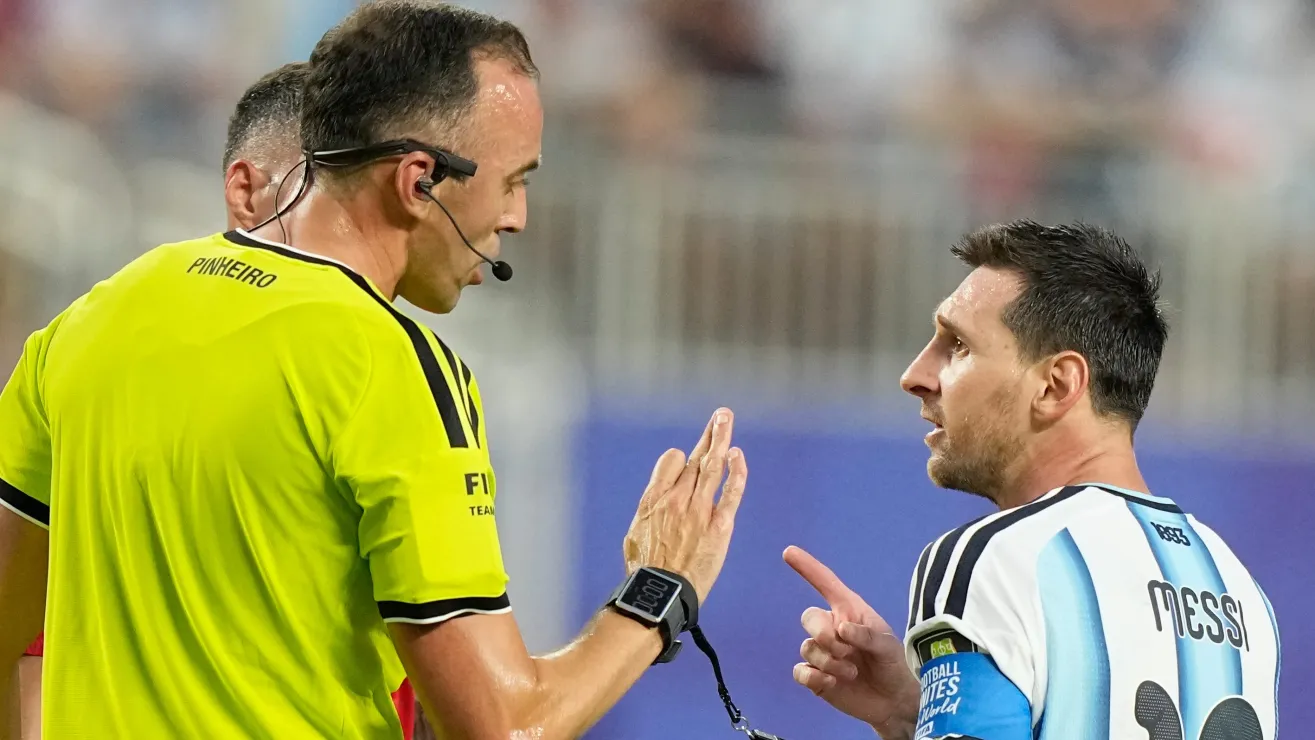 Messi se encaró con el árbitro: “Háblame bien, no me faltes el respeto”