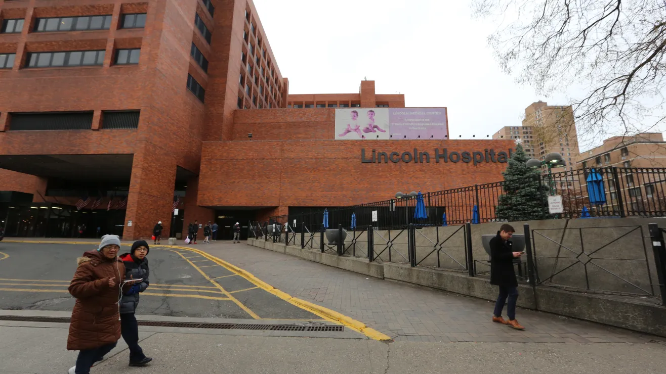 Madre y abuela dejaron morir de hambre a un adolescente: pesaba 59 libras, según acusación en Nueva York
