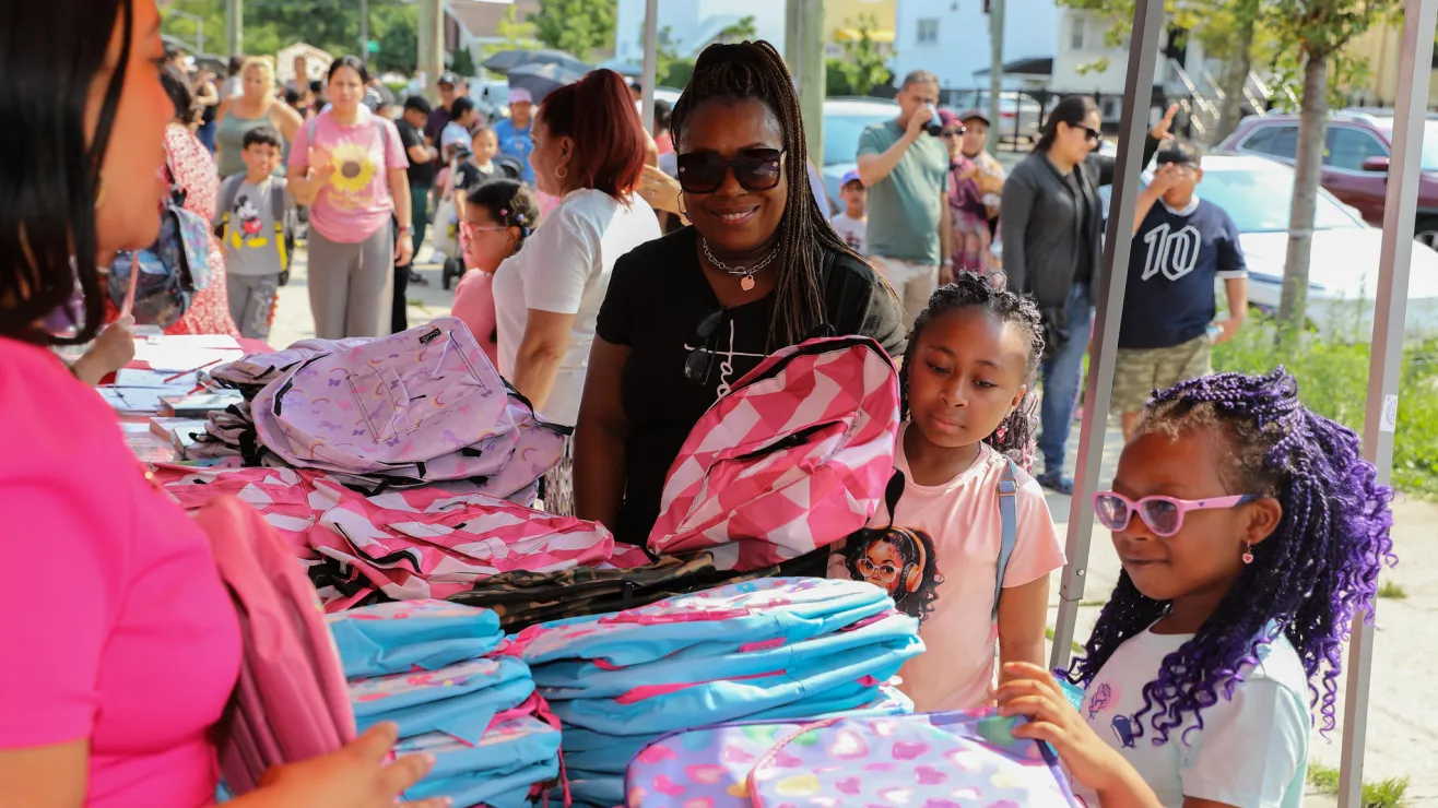 Agenda comunitaria NYC: entrega de mochilas en la biblioteca, paneles sobre el 9/11 y mucho más