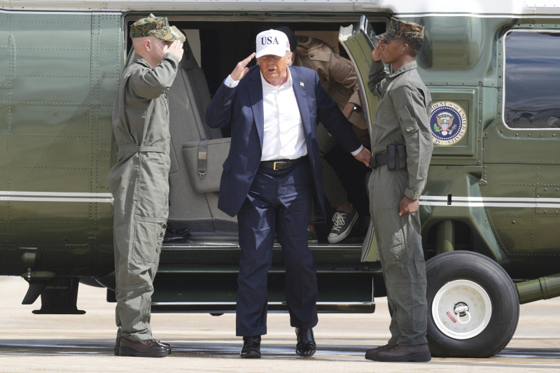 Investigan la corta distancia que hubo entre el helicóptero de Trump y un avión comercial