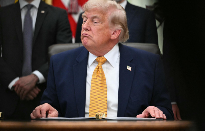 Trump retira fondos federales para procedimientos de transición de género en menores