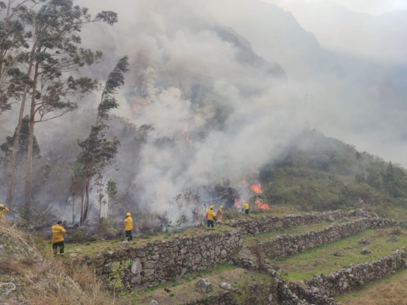 Incendio forestal en Machu Picchu afecta 1,5 hectƔreas de bosque primario desde el lunes