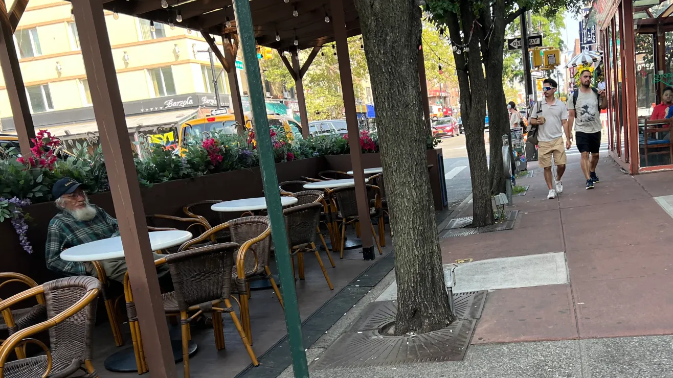 Mesas de restaurantes en calzadas volverán a funcionar durante todo el año en NYC